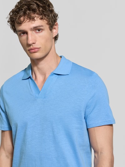 Mężczyznamodel nosi Slim Fit Poloshirt mit V-Ausschnitt von MCNEAL z czystej bawełny, kołnierzyk polo, krój slim fit, dekolt w serek, niebieski, długość tyłu w rozmiarze M: 68 cm, zbliżenie na górną część ciała