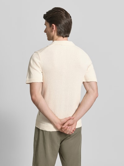 Männermodel trägt Regular Fit Freizeithemd mit Reverskragen Modell 'LINDHOLM' von Casual Friday, Material-Mix, Rückenansicht Ganzkörperansicht.