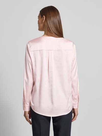 Frauenmodel trägt Regular Fit Bluse mit V-Ausschnitt von Christian Berg Woman Selection, unifarben, zartrosa, Rückenansicht, Ganzkörperansicht Rückansicht