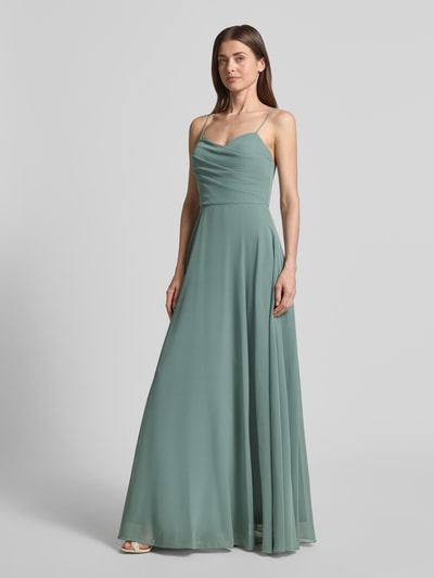 Frauenmodel trägt Midikleid mit Drapierungen und Spaghettiträgern von Laona aus grünem Chiffon, A-Linie, Ganzkörperansicht von vorne, Rückenlänge bei Größe 36: 123 cm, Brustweite: 32 cm, Rückseitiger Reißverschluss.