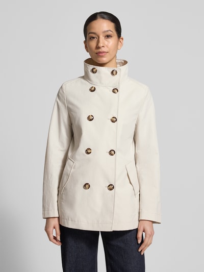 Vrouwenmodel draagt Regular Fit jack met opstaande kraag van Christian Berg Woman Selection, materiaalmix met katoen, dubbele knoopsluiting, steekzakken, ruglengte 68 cm, schouderbreedte 39 cm, borstwijdte 50 cm, mouwlengte 63 cm, egaal beige, gladde textuur, voorkant geheel in beeld, Ganzkörperansicht von vorne.