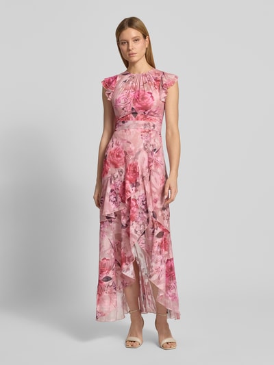 Frauenmodel trägt Regular Fit Abendkleid mit Rüschenbesatz von Lipsy aus Mesh mit Floraler-Print, tailliert, rosa-pink, Ganzkörperansicht von vorne.