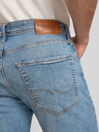 Männermodel trägt Regular Fit Jeansshorts mit Umschlag Modell 'RICK' von Jack & Jones aus Baumwoll-Elasthan-Mix, Detailaufnahme Rückansicht