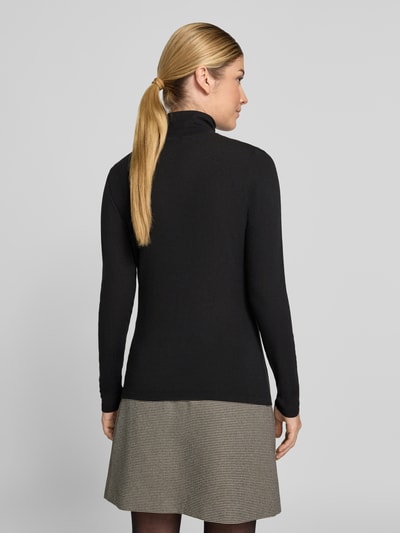 Frauenmodel trägt Longsleeve aus Lyocell-Mix mit Stehkragen von windsor., Schwarz, schmale Passform, feine Textur, Rückenansicht, Damen Longsleeve, Baumwoll-Anteil, Rückenlänge 56 cm bei Größe 36