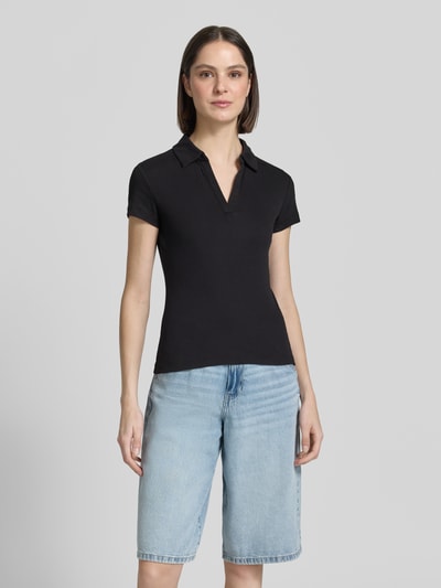 Frauenmodel trägt Damen T-Shirt mit Polokragen Modell 'Kleoh Polo' von Someday, Baumwoll-Elasthan-Mix, Ripp-Optik, Schwarz, Slim-Fit, V-Ausschnitt, Rückenlänge bei Größe 36 60 cm, Ganzkörperansicht von vorne.
