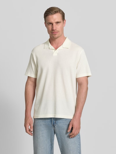 Männermodel trägt Relaxed Fit Poloshirt aus Baumwoll-Mix von Tom Tailor Denim, Optik: Unifarben, Piqué-Struktur, Ganzkörperansicht von vorne.