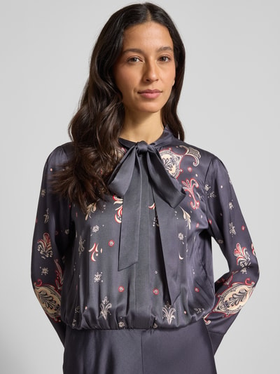 Kobiece modelka nosi Długa sukienka z wiązanym detalem Maxikleid mit Schleifen-Detail od Marc Cain z wiskozy, taliowany krój, listwa guzikowa, długość tyłu 143 cm, szerokość klatki piersiowej 50 cm, długość rękawów 64 cm, zdjęcie: zbliżenie na górną część ciała.