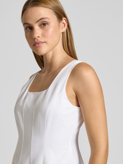 Frauenmodel trägt Leinenkleid mit Karree-Ausschnitt Modell 'ADDISA' von Ted Baker, weiß, glatte Oberfläche, Baumwolle-Leinen-Mix, Nahaufnahme Oberkörper. Rückenlänge bei Größe 36: 111 cm, Brustweite bei Größe 36: 44 cm, A-Linie, Midikleid, rückseitiger Reißverschluss.