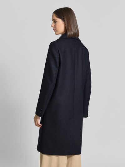 Frauenmodel trägt Mantel aus Woll-Mix mit Reverskragen Modell 'ISALIE' von CINQUE in Dunkelblau, glatte Textur, Ganzkörperansicht Rückansicht. Damen Mantel, Regular Fit, Eingrifftaschen, Knopfverschluss, Rückenlänge 102 cm, Schulterbreite 37 cm, Brustweite 50 cm, Ärmellänge 65 cm.