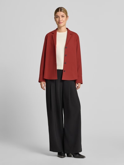 Frauenmodel trägt Bluse mit Knopfleiste von windsor., rostrot, Reverskragen, lockere Passform, Material-Mix, Ganzkörperansicht von vorne.