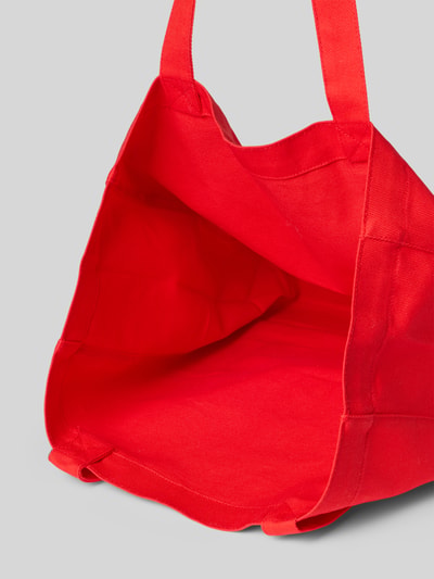 Produktfoto, Shopper aus Baumwolle mit Logo Modell 'Boutique Athene' von MADS NØRGAARD in kräftigem Rot, sichtbare Textur, offenes Hauptfach, neutrale Studioaufnahme