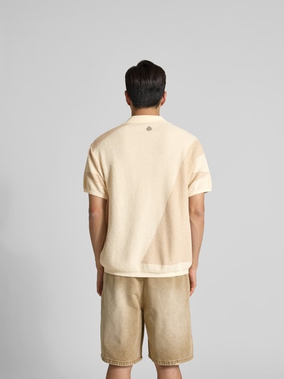 Männermodel trägt Relaxed Fit Freizeithemd in Strick-Optik von Don't Waste Culture, beiger Baumwoll-Mix, Reverskragen, kurzärmelig, Ganzkörperansicht Rückansicht.