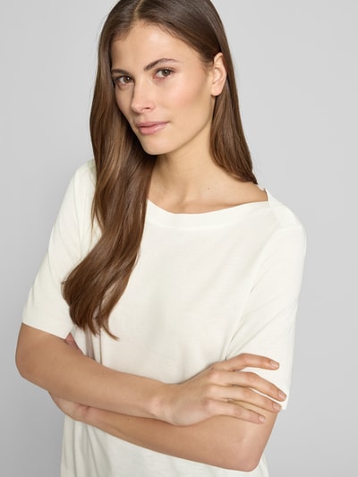 Kobiece model prezentuje damski t-shirt Regular Fit T-Shirt aus Lyocell-Baumwoll-Mix od Marc O'Polo, efekt: jednolity kolor, dekolt w łódkę, krótki rękaw, prążkowane zakończenia, drobny splot, mieszanka lyocellu i bawełny, jasny kolor, gładka tekstura, zbliżenie na górną część ciała.