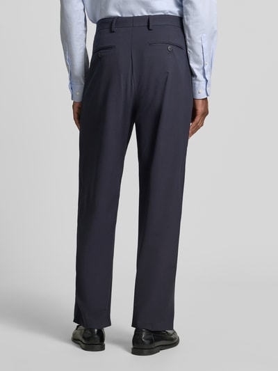 Männermodel trägt dunkelblaue Loose Fit Anzughose mit Gürtelschlaufen Modell 'LOOSE-LIAM' von Selected, Herren Anzughose, Ganzkörperansicht Rückansicht.