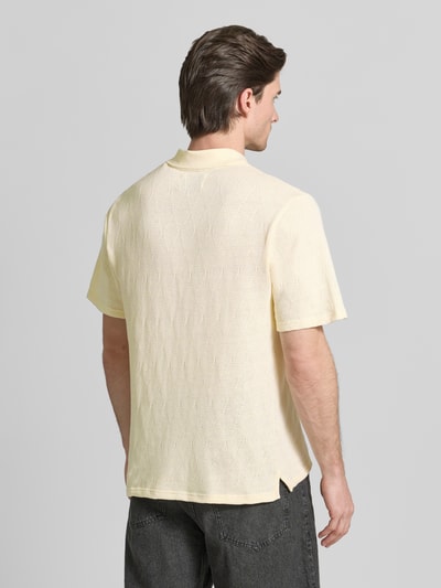 Männermodel trägt Regular Fit Poloshirt mit Knopfleiste Modell 'Gabriel' von Wood Wood, reine Baumwolle, Rückansicht, Ganzkörperansicht.