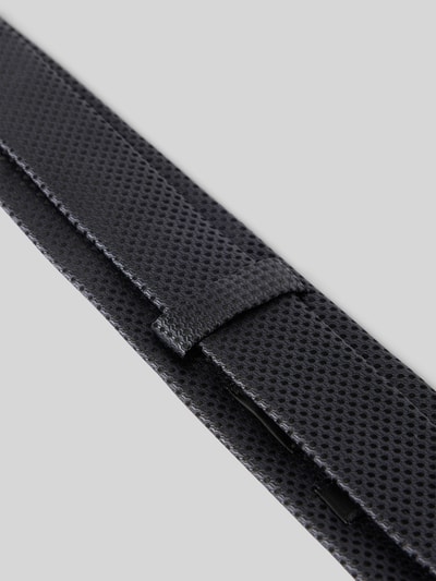 Produktfoto, Seidenkrawatte aus reiner Seide (6,5 cm) von OLYMP, schwarze Struktur, feines Allover-Stitching, spitzzulaufende Passform