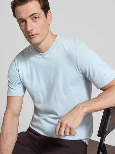 Męski model nosi T-Shirt mit Rundhalsausschnitt von Drykorn, jasnoniebieski, bawełna, krój regular fit, długość tyłu w rozmiarze M: 69 cm, zbliżenie na górną część ciała.