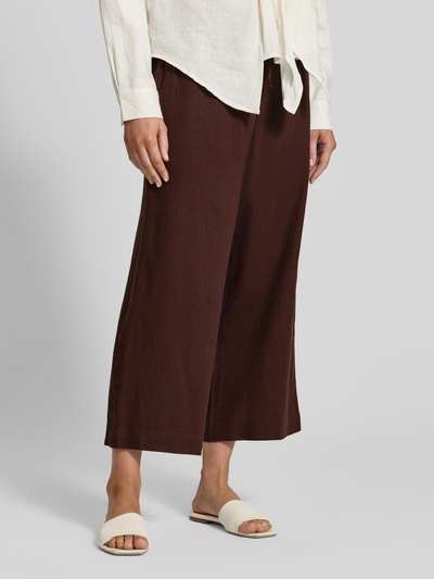 Vrouwenmodel draagt Wide Leg Pants met elastische tailleband model 'Lava' van FREE/QUENT in bruin, lossen fit, linnen-viscose mix, zijzakken, voorkantbovenaanzicht.