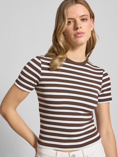 Frauenmodel trägt braun-weiß gestreiftes Slim Fit T-Shirt mit Viskose-Anteil Modell 'JUNE' von ONLY, Damen T-Shirt, Nahaufnahme Oberkörper.