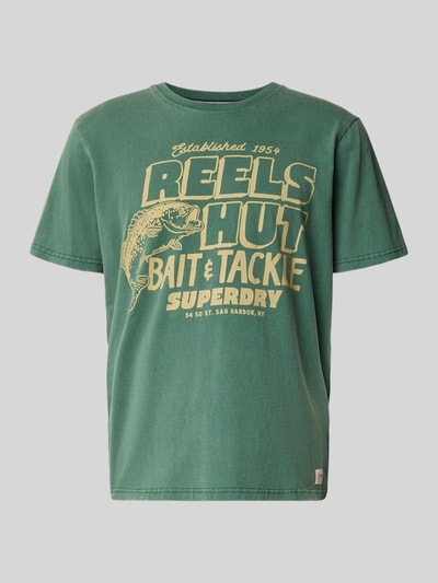 Produktfoto, grünes Herren T-Shirt von Superdry aus Reine Baumwolle, Loose-Fit, Label-Print Modell 'Roadside Trade', Rundhalsausschnitt