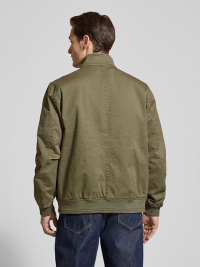 Männermodel trägt Jacke mit Stehkragen und Pattentaschen von Christian Berg Men aus Baumwoll-Elasthan-Mix, olivegrün, Regular-Fit, Ganzkörperansicht Rückansicht.