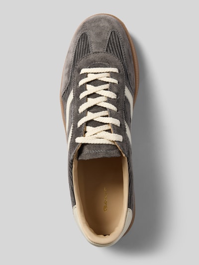 Produktfoto, Sneaker aus echtem Rindsleder Modell 'Cuzima' von GANT, graues Wildleder mit weißen Akzenten und brauner Sohle, Damen Sneaker von GANT