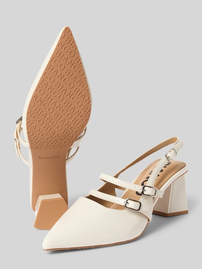 Produktfoto, spitz zulaufende Pumps mit Blockabsatz Modell 'MARALYN' von BIANCO in Creme mit Riemen und Dornschließe, Absatzhöhe 6 cm, Schaftweite 20 cm, strukturierte Sohle, elegante Farbkombination und glatte Textur