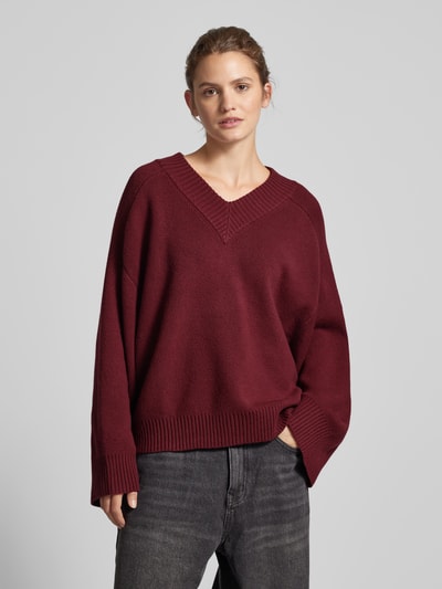 EDITED Gebreide pullover met V-hals, model 'Solveig' Bordeaux - 4