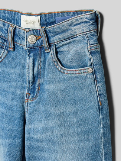 Produktfoto, Straight Leg Jeans im 5-Pocket-Design Modell 'MARA' von CARS JEANS, hellblaue Baumwollmischung, sichtbare Knöpfe und Nähte, Nahaufnahme Oberkörper.
