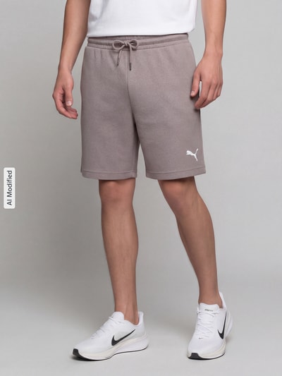 PUMA Performance Relaxed Fit Sweatshorts aus Baumwoll-Mix 'ESS ELEVATED' Schlamm 4
