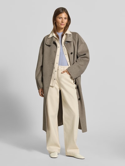 Frauenmodel trägt Hemdbluse in Denim-Optik mit Brusttasche von MYON, reine Baumwolle, taillierte Passform, Ganzkörperansicht von vorne.
