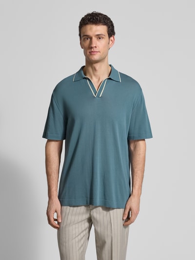 Mężczyzna nosi Regular Fit Poloshirt aus Baumwolle od CRUNA, bawełna, krój regular fit, kołnierzyk polo, dzianinowa faktura, długość pleców w rozmiarze 50: 67 cm, kolor niebieskozielony, gładka struktura materiału, całkowity widok z przodu.