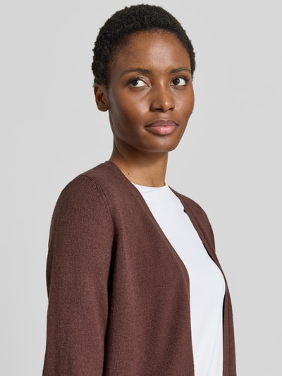 Frauenmodel trägt Strickjacke aus Viskose-Mix von VILA in Braun, gerade Passform, gerippte Ärmel, glatte Textur, Nahaufnahme Oberkörper.