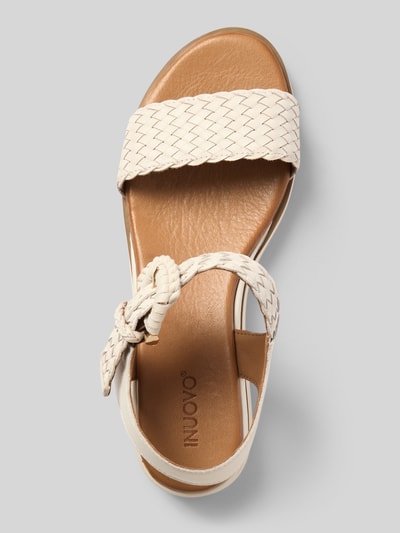 Produktfoto, Sandalen aus echtem Leder in Flecht-Optik von INUOVO, cremefarbene Flecht-Optik, glatte Sohle, offene Ferse, Absatzhöhe 5 cm, abgerundete Passform.