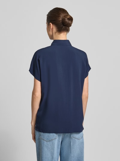 Männermodel trägt Regular Fit Bluse aus Viskose von Christian Berg Woman, granatowy kolor, gładka tekstura, krój regular fit, hemdblusenkragen, krótki rękaw, widok całej sylwetki z tyłu.