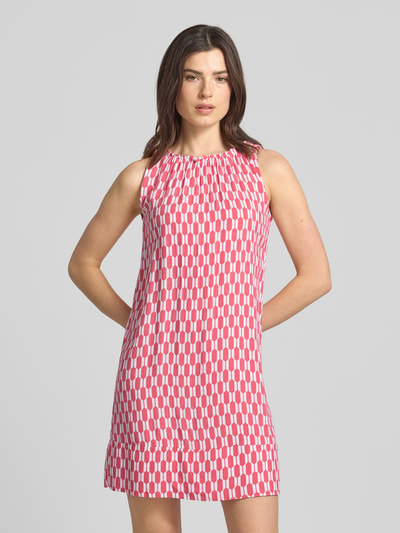 Frauenmodel trägt Knielanges Kleid aus Viskose mit Rundhalsausschnitt von ZABAIONE, Modell Sy44lvie, pink gemustert, lockerer Schnitt, Ganzkörperansicht von vorne.
