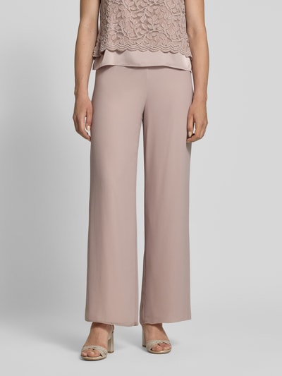 Frauenmodel trägt Wide Fit Stoffhose mit Nahtreißverschluss von Vera Mont, semitransparentes Design, blickdichter Unterstoff, Ganzkörperansicht von vorne.
