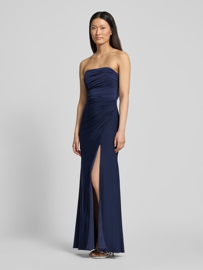 Frauenmodel trägt Slim Fit Abendkleid in Maxilänge mit Gehschlitz von Hey Kyla, Elastischer-Material-Mix, Schulterfrei, Raffungen, Ganzkörperansicht von vorne.