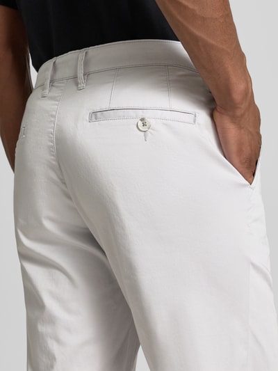Männermodel trägt Regular Fit Chino mit Eingrifftaschen von Christian Berg Men, hellgrau, Baumwoll-Elasthan-Mix, Detailaufnahme Rückansicht