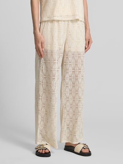 Frauenmodel trägt Regular Fit Weite Hose mit semitransparentem Besatz Modell 'MAYA' von Vero Moda in Strickoptik, Nahaufnahme Unterkörper.
