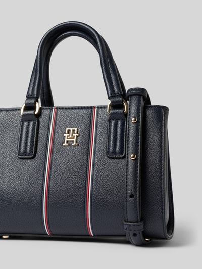 Produktfoto, Henkeltasche mit Logo Kontraststreifen von Tommy Hilfiger aus dunkelblauem genarbtem Leder, rechteckige Form, goldene Details