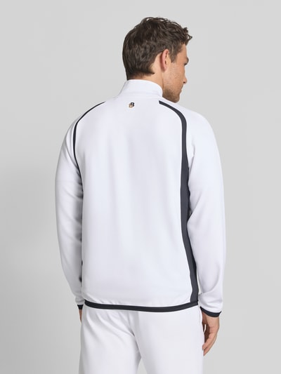 Männermodel trägt Regular Fit Trainingsjacke mit Kontrastdetails von BOSS Green, mehrfarbig, Stehkragen, Ganzkörperansicht Rückansicht.