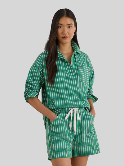Vrouwenmodel draagt Regular Fit Hemdbluse aus reiner Baumwolle van Lauren Ralph Lauren, gestreept groen-wit, borstzak, katoenen textuur, frontale close-up.
