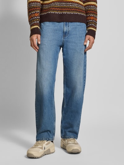Männermodel trägt Baggy Jeans in klassischem Five-Pocket-Design von Review in blauer Waschung, Reine Baumwolle, Relaxed-Fit, Nahaufnahme Unterkörper.