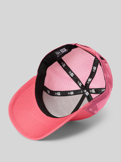 New Era Trucker-pet met motiefstitching, model 'LEAGUE' Felroze - 2