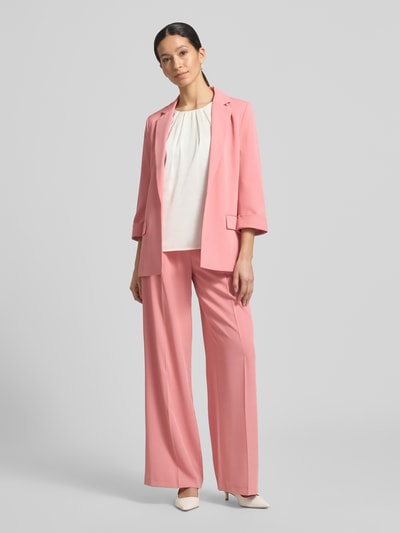 Frauenmodel trägt Regular Fit Bluse mit Rundhalsausschnitt und 1/2-Arm von Christian Berg Woman Selection in Weiß, Material-Mix mit Stretch-Anteil, kombiniert zu rosafarbenem Hosenanzug, Ganzkörperansicht von vorne.