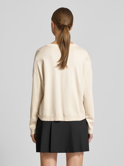 Frauenmodel trägt Relaxed Fit Pullover aus Viskose-Mix in Strick-Optik von LIU JO SPORT, beige, semitransparent, Rückansicht Ganzkörperansicht.