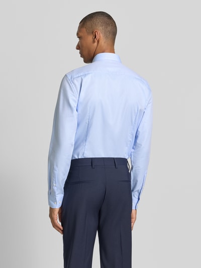 Męskki model nosi Slim Fit Business-Hemd mit Kentkragen von Jake*s, jasnoniebieska bawełna, sportowe mankiety, całkowita długość tyłu, Ganzkörperansicht Rückansicht. Długość tyłu w rozmiarze 39/40: 79 cm, szerokość ramion w rozmiarze 39/40: 48 cm, długość rękawów w rozmiarze 39/40: 65 cm.