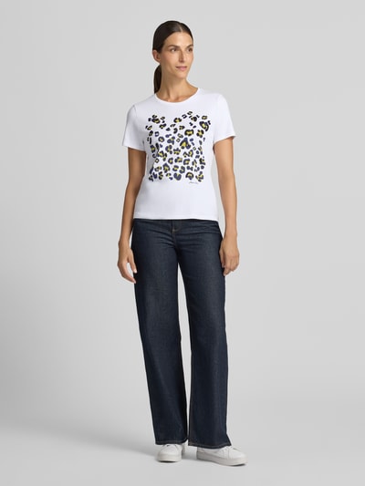 Vrouwenmodel draagt T-Shirt met Paillettenbesatz van Marc Cain in katoenmix met getailleerde pasvorm, dierenprint, ronde hals, logoprint, ruglengte maat 36 48 cm, Ganzkörperansicht van voren