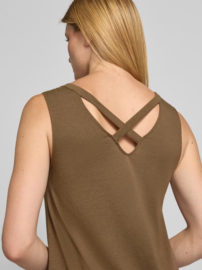 Frauenmodel trägt Relaxed Fit Freizeitkleid aus Baumwoll-Modal-Mix von s.Oliver RED LABEL in Braun, weiche Textur, Ganzkörperansicht Rückansicht.